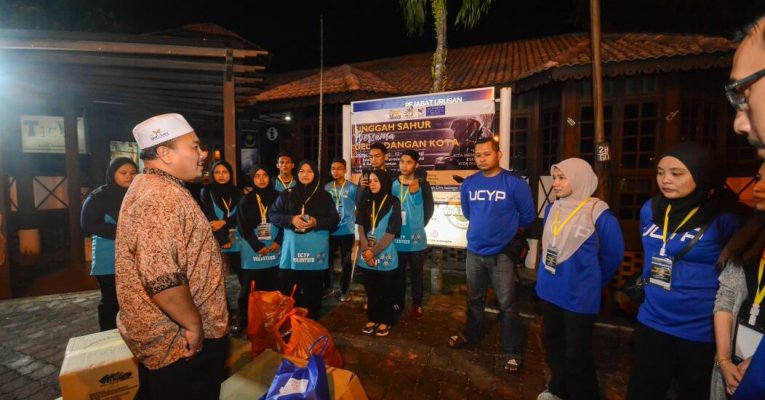 UCYP volunteer team graces the ‘Gelandangan Kota’ with ‘Singgah Sahur’ programme